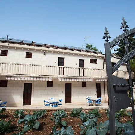White House In The Forest Pucisca Exterior photo