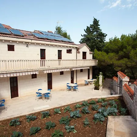 White House In The Forest Pucisca Exterior photo